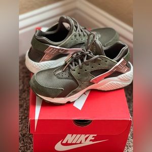 Women's Nike Air Huarache Run Olive Canvas/Rose Gold Running AT5700-300 Size 6